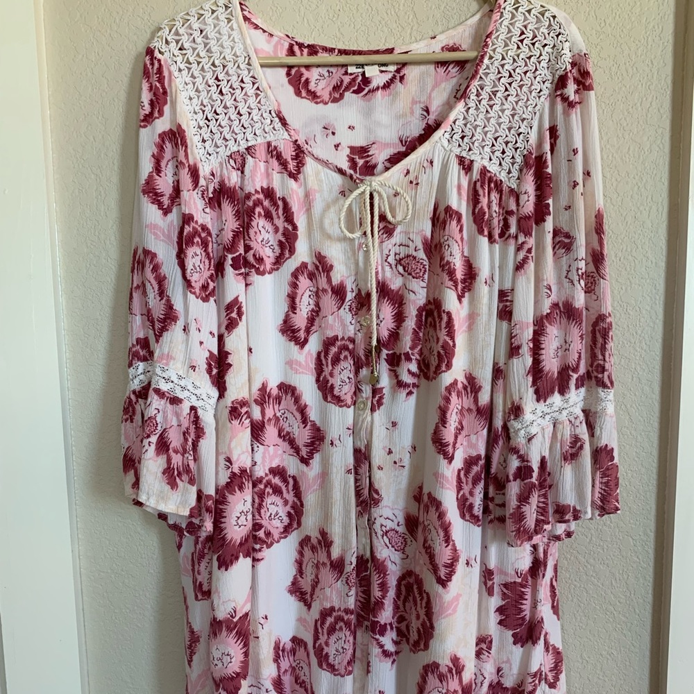 Billabong blouse. Floral with tie at neck. Size unknown. Fits loosely.